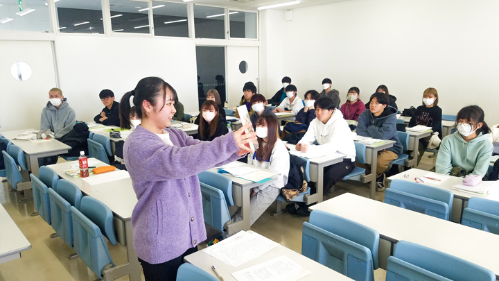 「東日本大震災」をテーマに発表する4年生Aさん