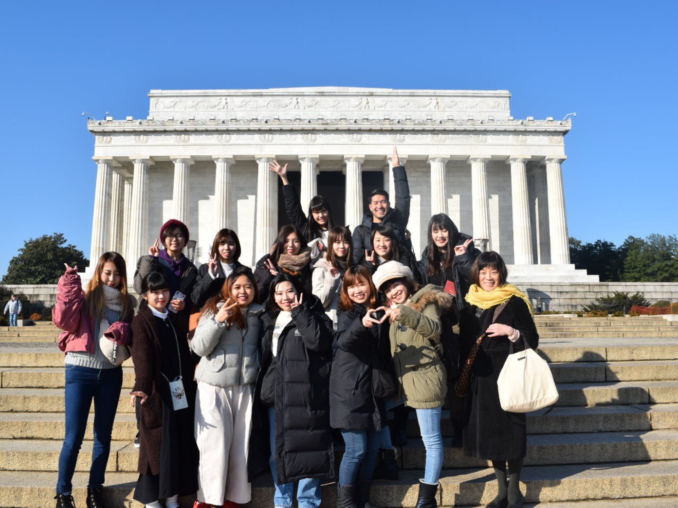 ワシントンD.C.のリンカーン記念堂を訪れた学生たち