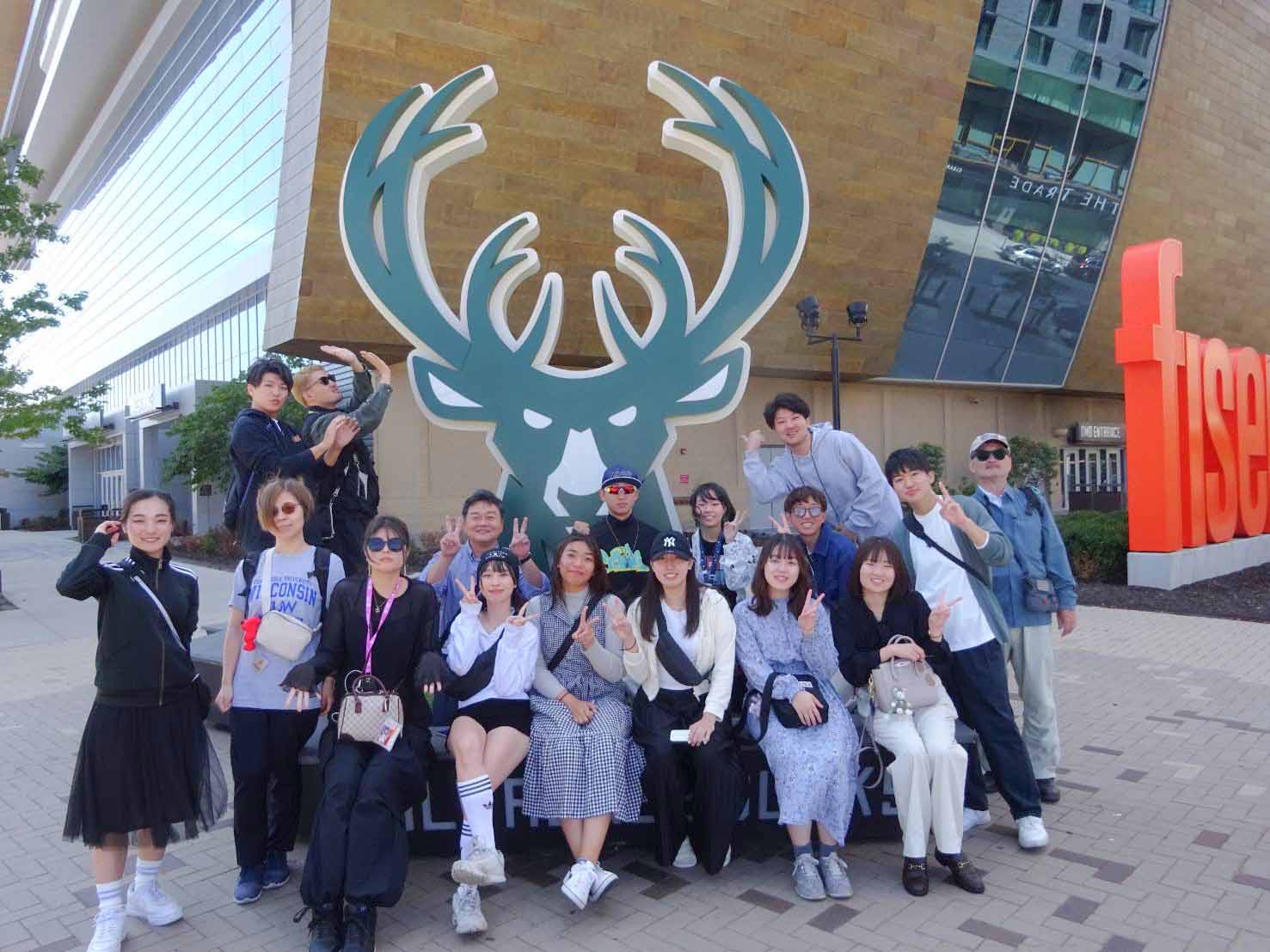 アメリカのスポーツ施設を訪れた学生たち