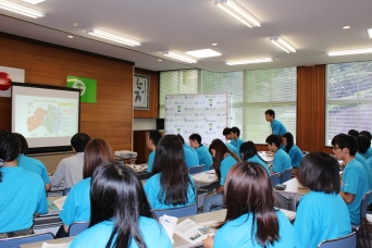 川内村の講演を伺い、質問をする学生