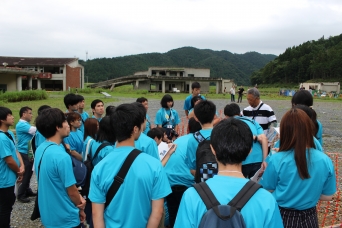 大川小学校跡にて鈴木典行さんと